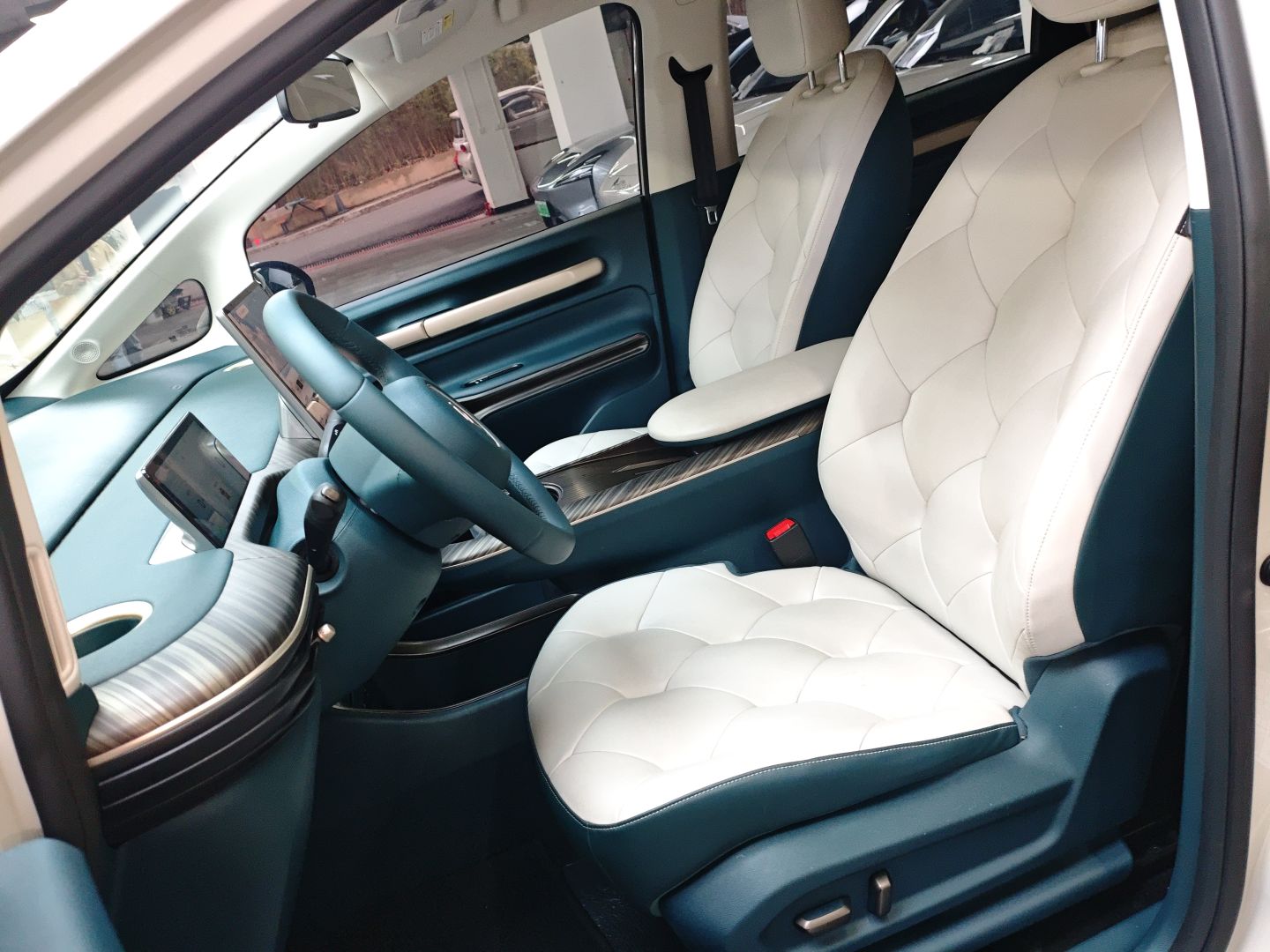 المقاعد الأمامية داخل السيارة