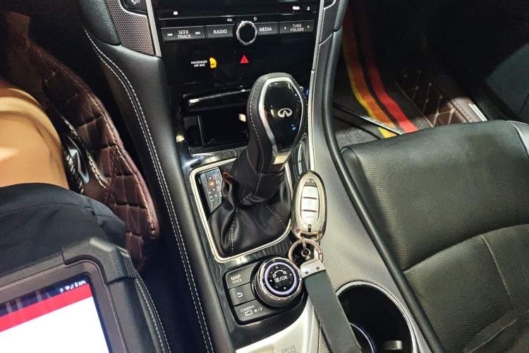 Used Infiniti Q50L 2018 2.0T Enjoyment Version China VI Standard Gear Lever