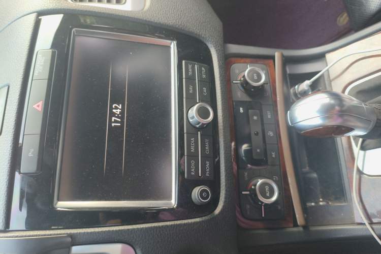 Used Volkswagen Touareg 2011 3.0 TDI Diesel Comfort Version Audio And AC Panel