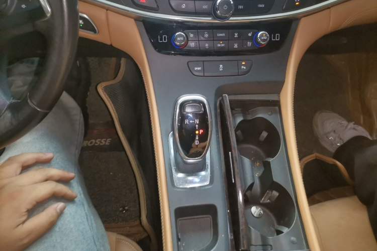 Used Buick LaCrosse 2016 20T Elite Edition Gear Lever