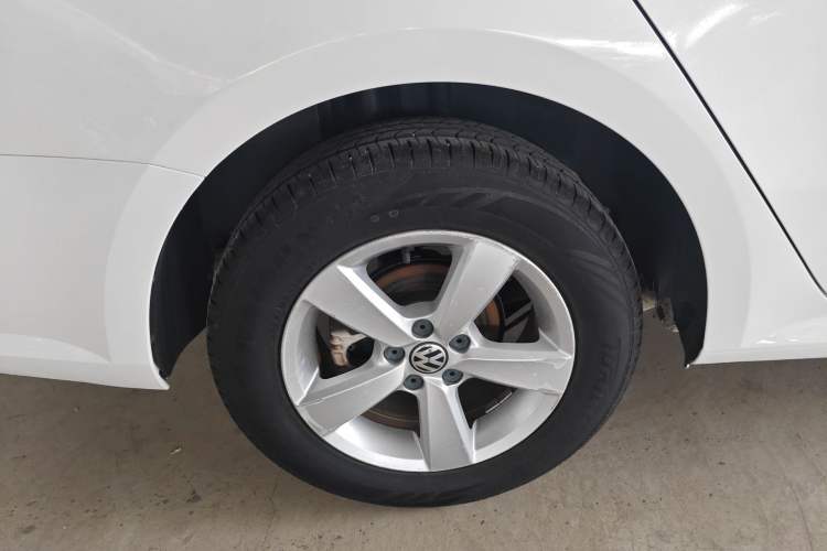 Used Volkswagen Lavida 2013 Revised Classic 1.6L Manual Fashion Edition Right Rear Wheel Hub