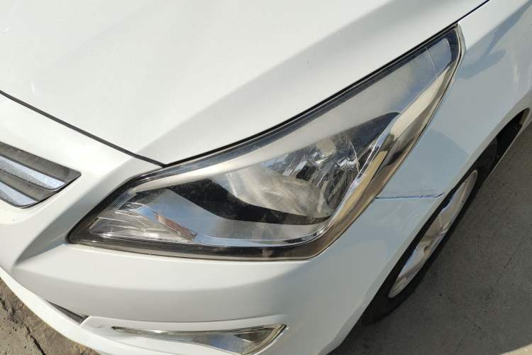 Used Hyundai Verna (older generation) 2016 1.4L Automatic Smart GLS Left Front Headlight