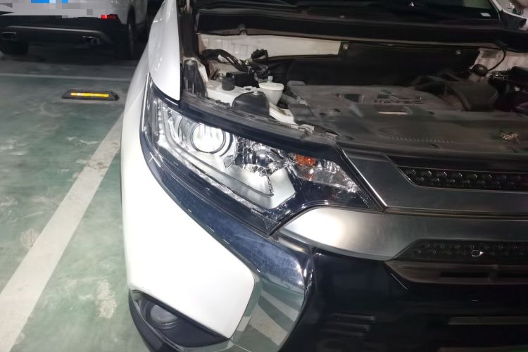 Used Mitsubishi Outlander 2019 2.0L Two-Wheel Drive Comfort Edition 7-Seater China VI Standard Right Front Headlight