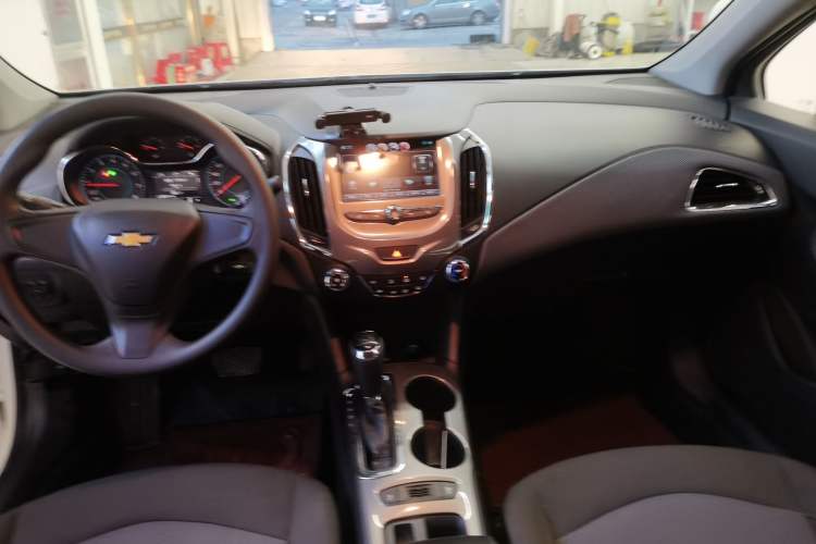 Used Chevrolet Cruze 2017 1.5L Automatic Pioneer Sunroof Edition
