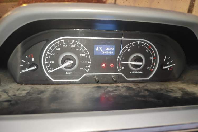 Used SAIC MAXUS Xintu V80 2018 2.5T AMT Aoyuntong Short Wheelbase Mid-Roof 5-6 Seater