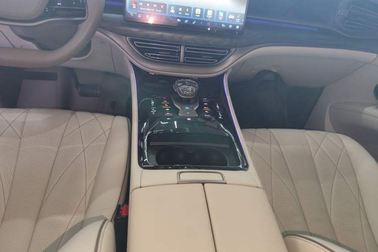 Used Denza D9 2022 DM-i 1040 Prestige Model
