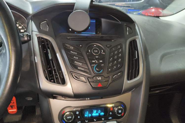 Used Ford Focus 2012 Hatchback 1.6L Automatic Fashion Edition Audio And AC Panel