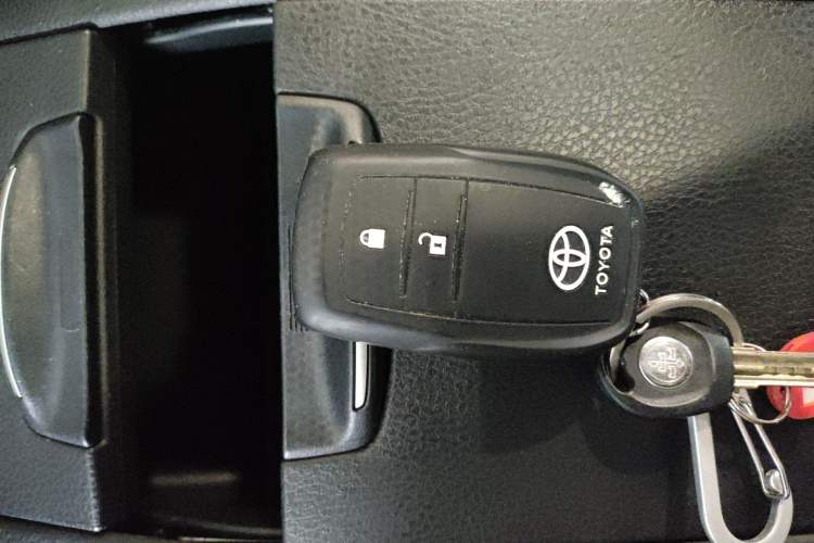 Used Toyota Highlander 2015 2.0T Four-Wheel Drive Luxury Edition 7-Seater Vehicle Key