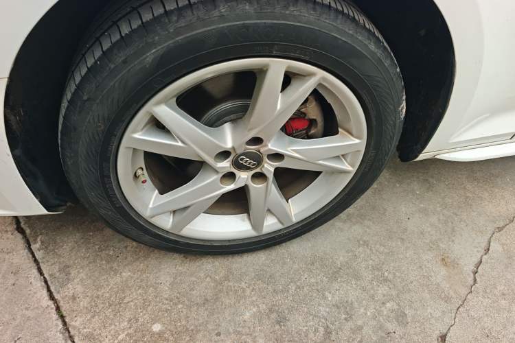 Used Audi A4L 2018 30th Anniversary Edition 40 TFSI Trendy Model Left Front Wheel Hub