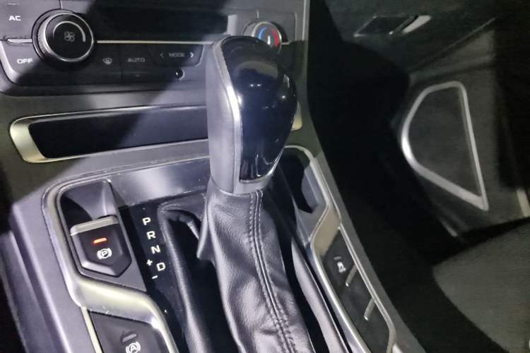 Used Geely Auto Emgrand 2019 Leading Edition 1.5L CVT Luxury Model China VI Standard Gear Lever