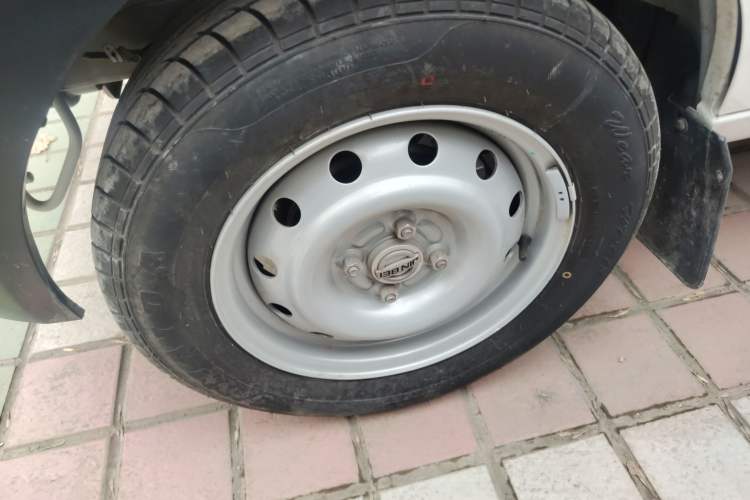 Used Jinbei Hiace X30 2023 1.5L Super-Comfortable Passenger Van 5/6/7-Seater Non-Air-Conditioned Version Model SWC15M