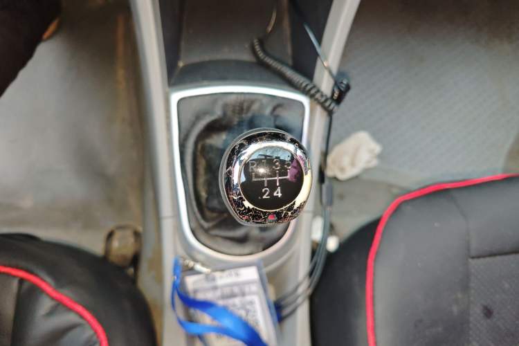 Used Hyundai Verna (older generation) 2010 Sedan 1.4L Manual Comfort GS Gear Lever