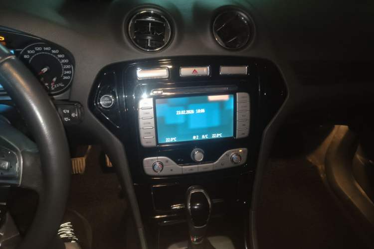 Used Ford Mondeo 2008 2.3L Luxury Sport Navigation Edition Audio And AC Panel