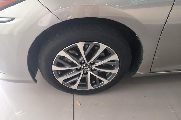 Used Lexus ES 2023 200 Excellence Edition Left Front Wheel Hub