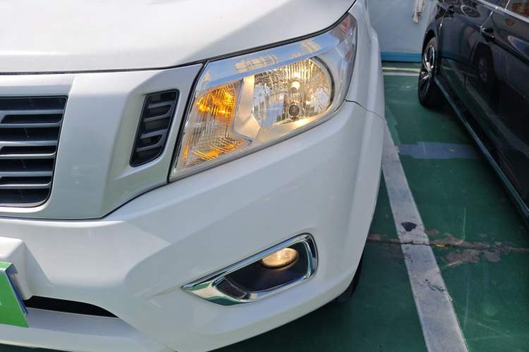 Used Nissan Navara 2021 2.5L Facelift Manual Two-Wheel Drive Comfort Version QR25
