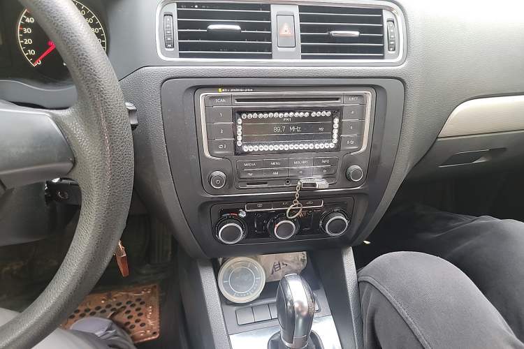 Used Volkswagen Sagitar 2012 1.6L Automatic Comfort Edition Audio And AC Panel