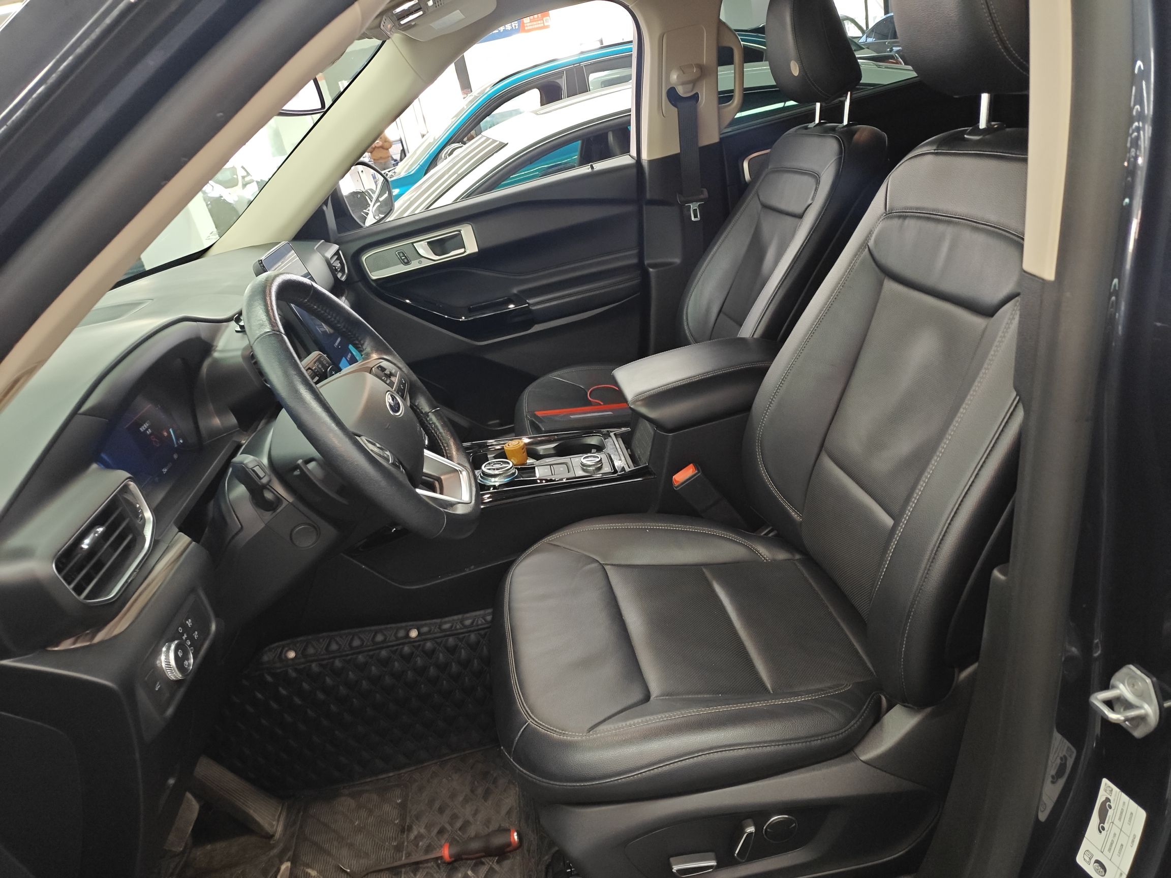 المقاعد الأمامية داخل السيارة