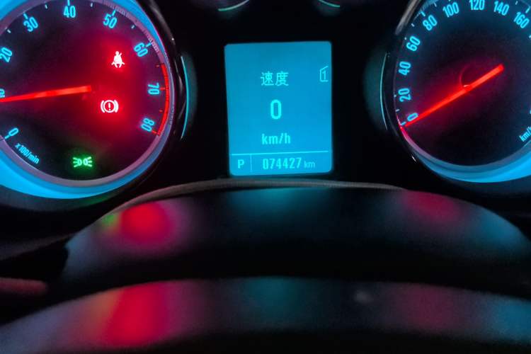 Used Buick Regal 2015 1.6T Leading Technology Model Odometer Close Up