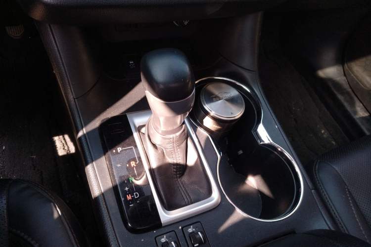 Used Toyota Highlander 2018 2.0T Two-Wheel Drive Luxury Edition 7 Seats China VI Standard
