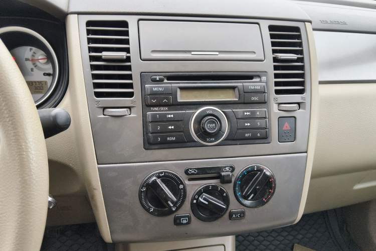 Used Nissan Tiida Sedan 2008 1.6L Manual Fashion Edition Audio And AC Panel