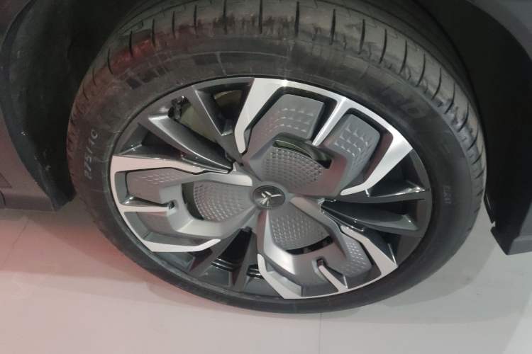 Used Hongqi Tiangong 08 2025 680 Ultra Four-Wheel-Drive Version Right Front Wheel Hub