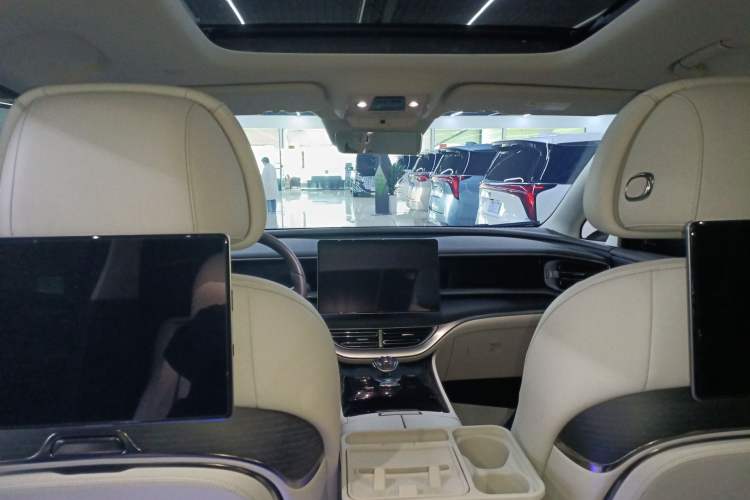 Used Denza D9 2025 DM-i Intelligent Drive 1020 Four-Wheel Drive Flagship Model