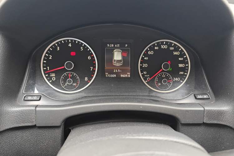 Used Volkswagen Tiguan 2016 300TSI Automatic All-Wheel Drive Luxury Edition Odometer Close Up