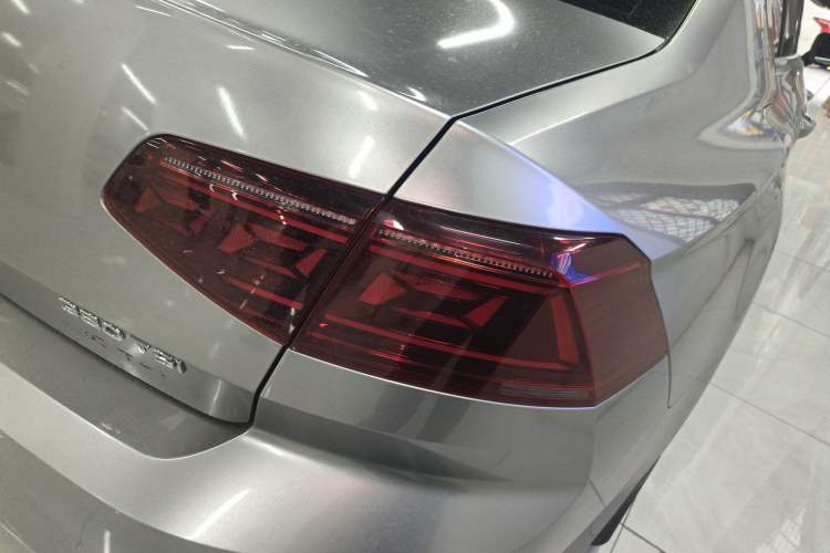 Used Volkswagen Magotan 2023 2 Million Units Commemorative Edition 330TSI DSG Luxury Version Right Rear Taillight