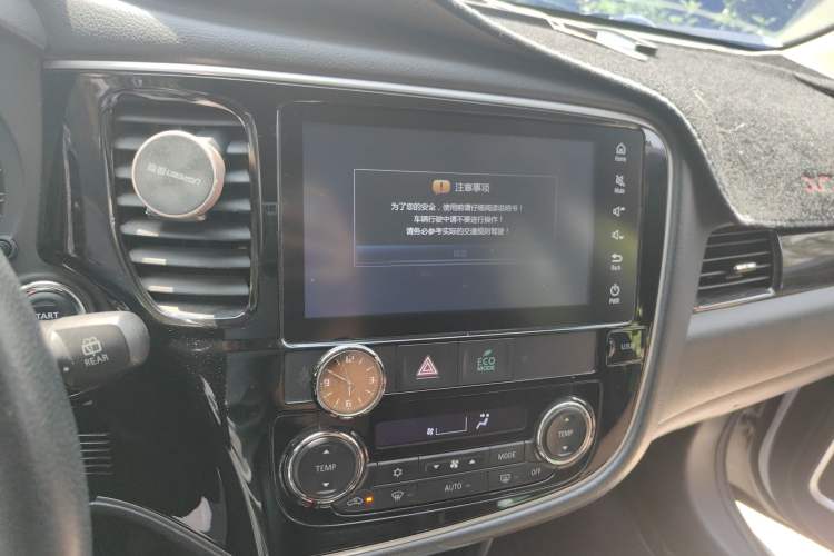 Used Mitsubishi Outlander 2017 2.0L Two-Wheel Drive Glory Edition 5 Seats Audio And AC Panel