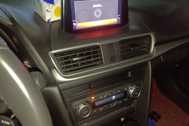 Used Mazda 3 Axela 2017 Hatchback 2.0L Automatic Luxury Model China VI Standard Audio And AC Panel