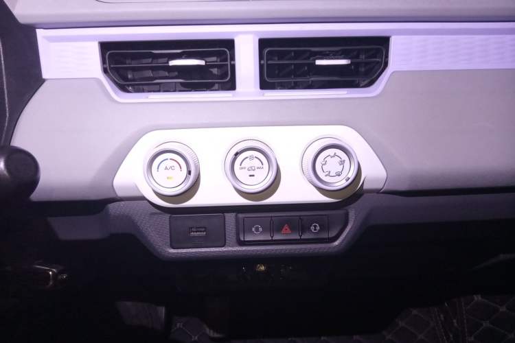 Used Chery QQ Ice Cream 2022 170km Sundae Phosphate Lithium-Ion Audio And AC Panel