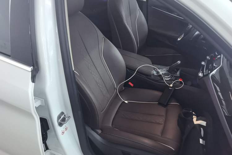 Used BMW 5 Series 2022 525Li Luxury Package Right Front Seat