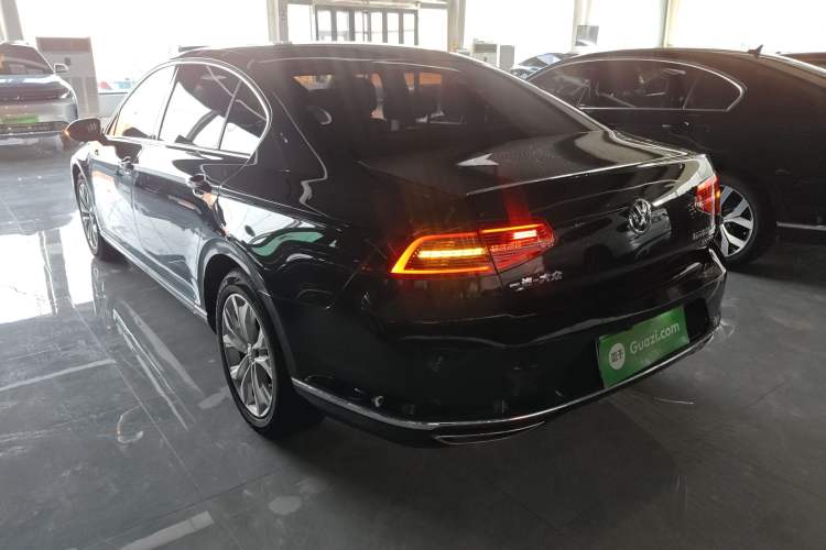 Used Volkswagen Magotan 2018 330TSI DSG Luxury Model Rear Left 45 Deg