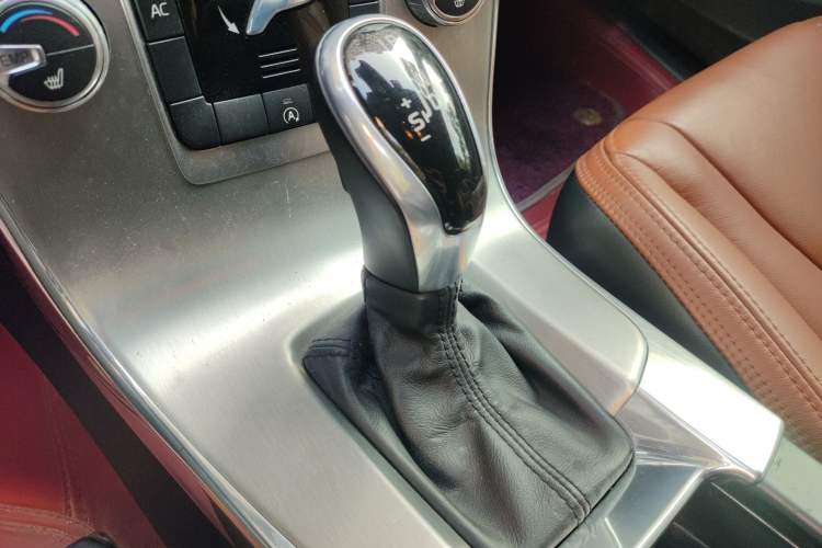 Used Volvo S60 2015 S60L 2.0T Zhiyuan Edition
