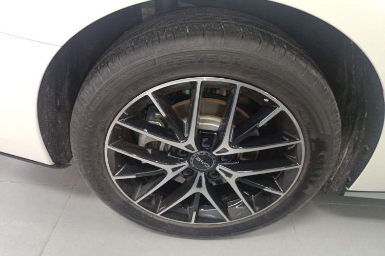 Used BYD Seal 07 DM-i 2025 DM-i 1.5L 125km Prestige Model Right Rear Wheel Hub