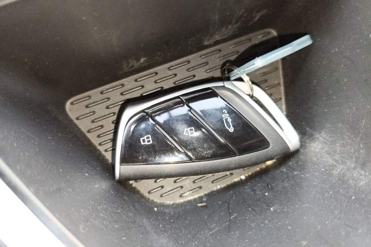 Used SAIC MAXUS Xintu V70 2023 2.0T Elite Edition Automatic Long Wheelbase Mid-Height 6/7 Seats Vehicle Key