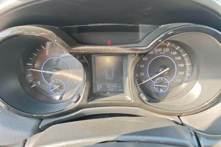 Used JMC Yusheng S350 2013 2.4T Automatic 2WD Diesel Luxury Edition 5 Seats
