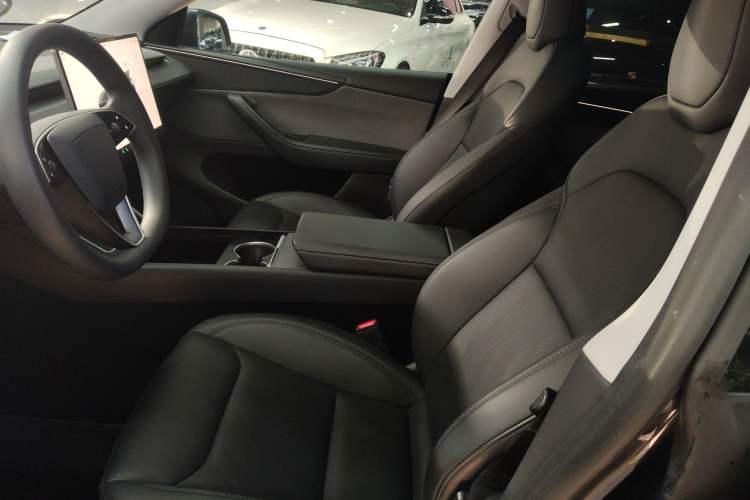 Used Tesla Model Y 2025 Rear-Wheel-Drive Version