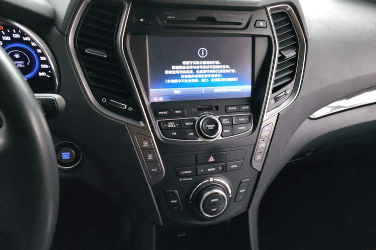 Used Hyundai Santa Fe Classic 2013 3.0L Four-Wheel Drive Luxury Edition 7 Seats Euro IV Audio And AC Panel