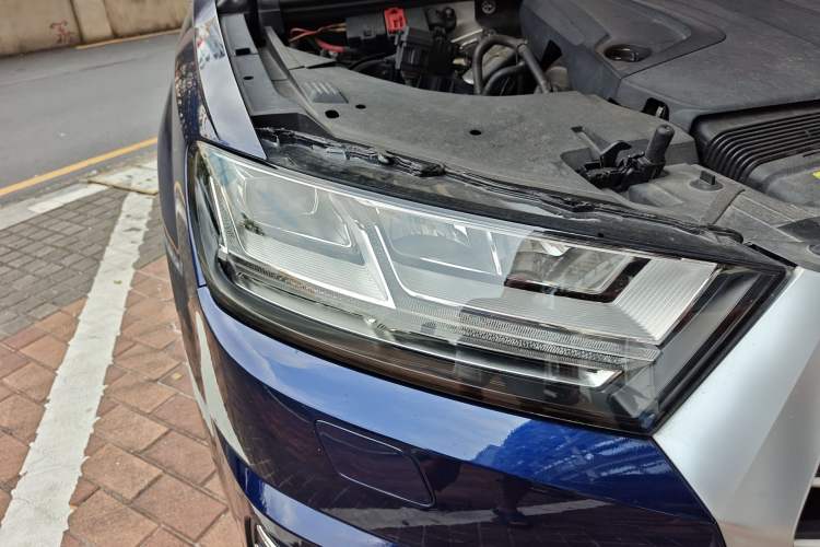 Used Audi Q7 2018 40 TFSI Comfort Model Right Front Headlight