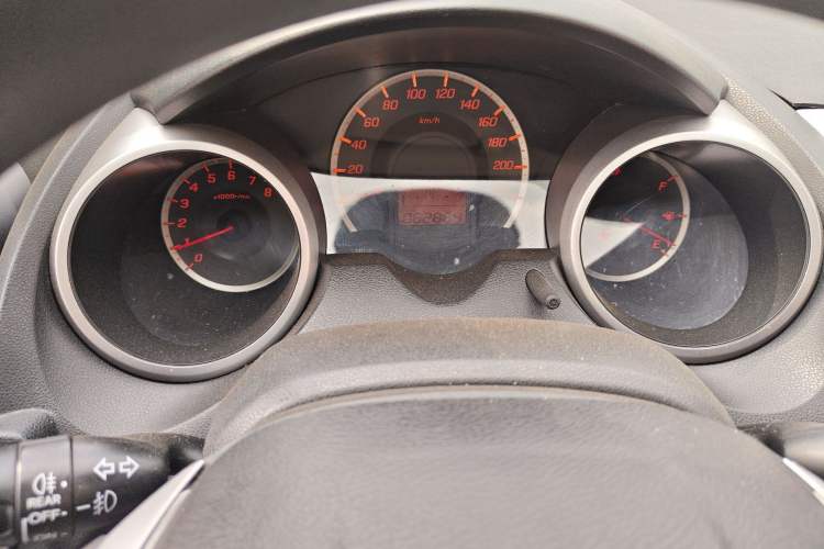 Used Honda Fit 2011 1.5L manual luxury version
