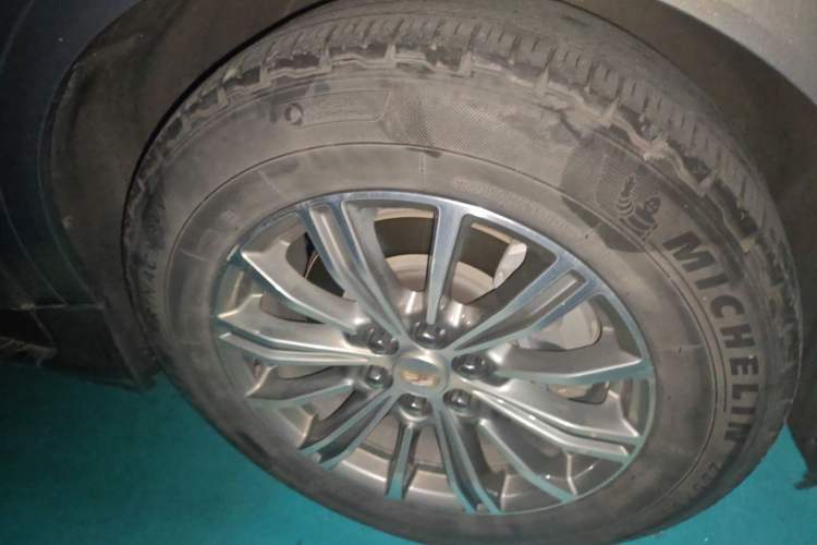 Used Cadillac XT5 2018 25T Luxury Model Right Front Wheel Hub