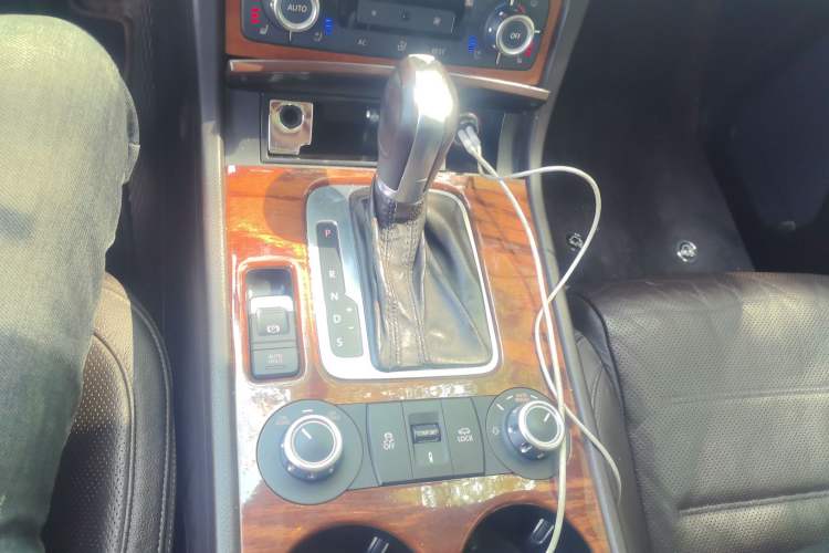 Used Volkswagen Touareg 2011 3.0 TSI Comfort Version Gear Lever