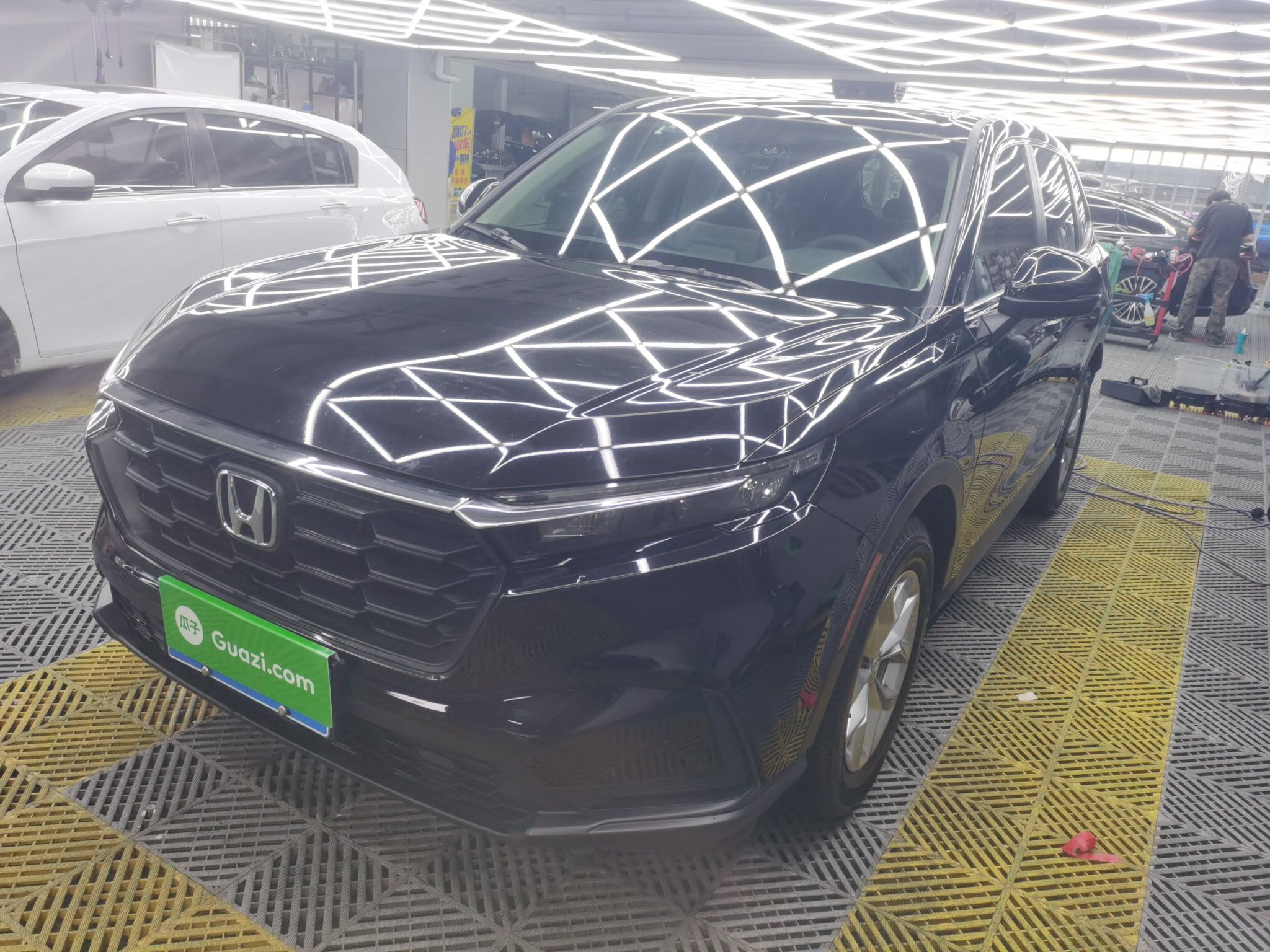 تحت مقدمة السيارة