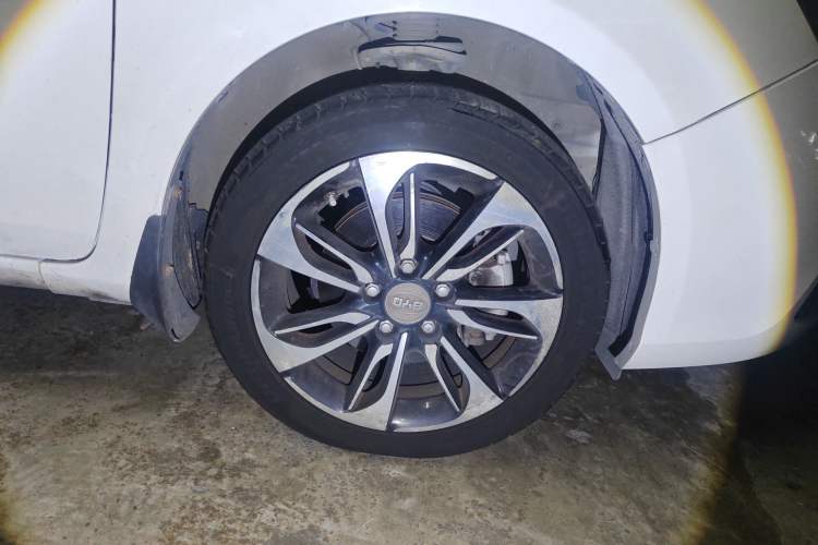 Used BYD Qin New Energy 2015 1.5T Dual-Crown Flagship Plus Edition Right Front Wheel Hub