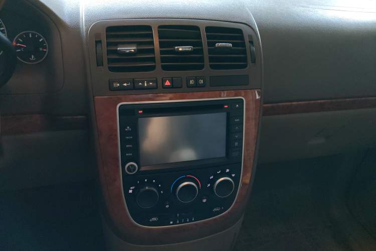 Used Buick GL8 2011 2.4L CT Comfort Edition Audio And AC Panel