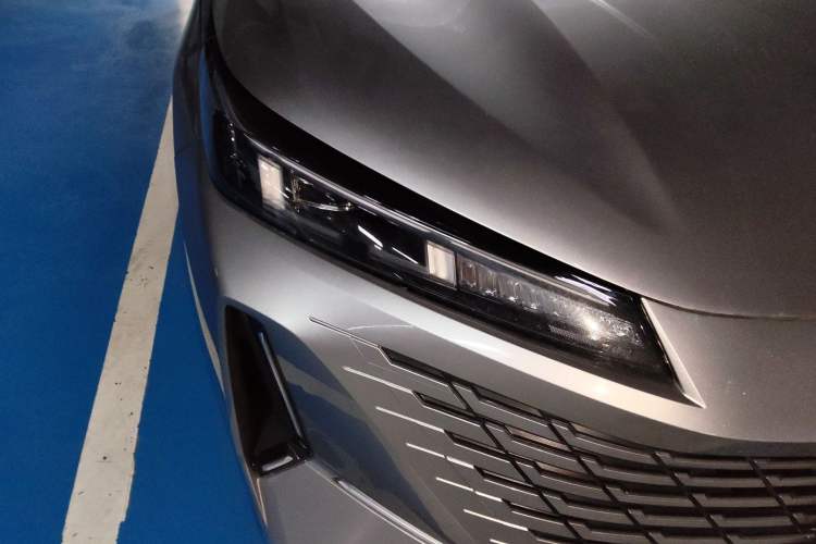 Used CHANGAN Eado DD 2023 Blue Whale NE 1.5T GDI DCT Navigation Model Right Front Headlight