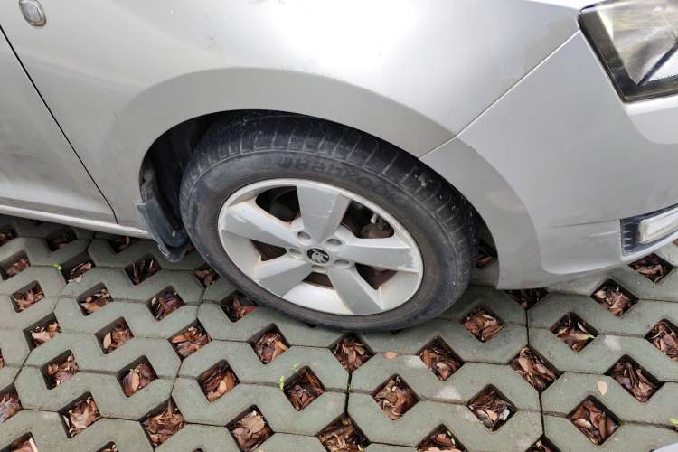 Used Skoda Rapid 2013 1.6L Manual Smart Selection Model
