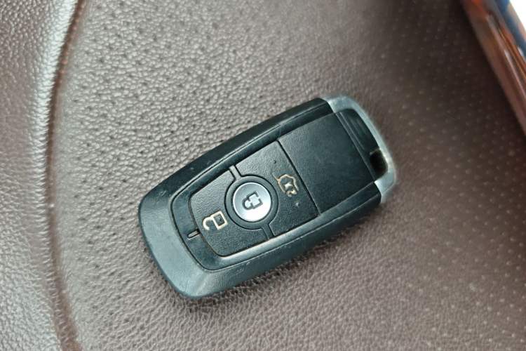 Used Ford Edge 2021 PLUS EcoBoost 245 Two-Wheel-Drive Platinum Edition 5 Seats Vehicle Key