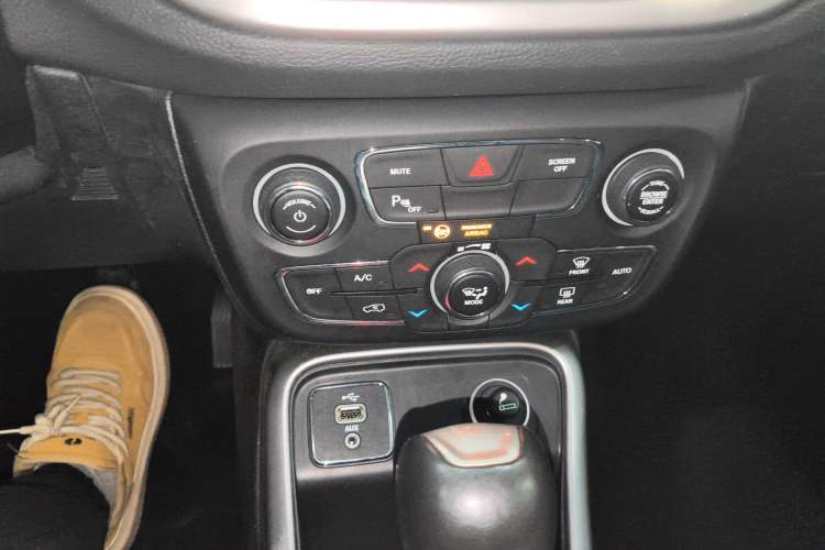 Used Jeep Compass 2017 200T Automatic Family Edition Audio And AC Panel